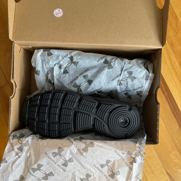 NWT Under Armour Charged Assert (D width) women’s sneakers. SZ 8.5 Wide fit! - Picture 6 of 7